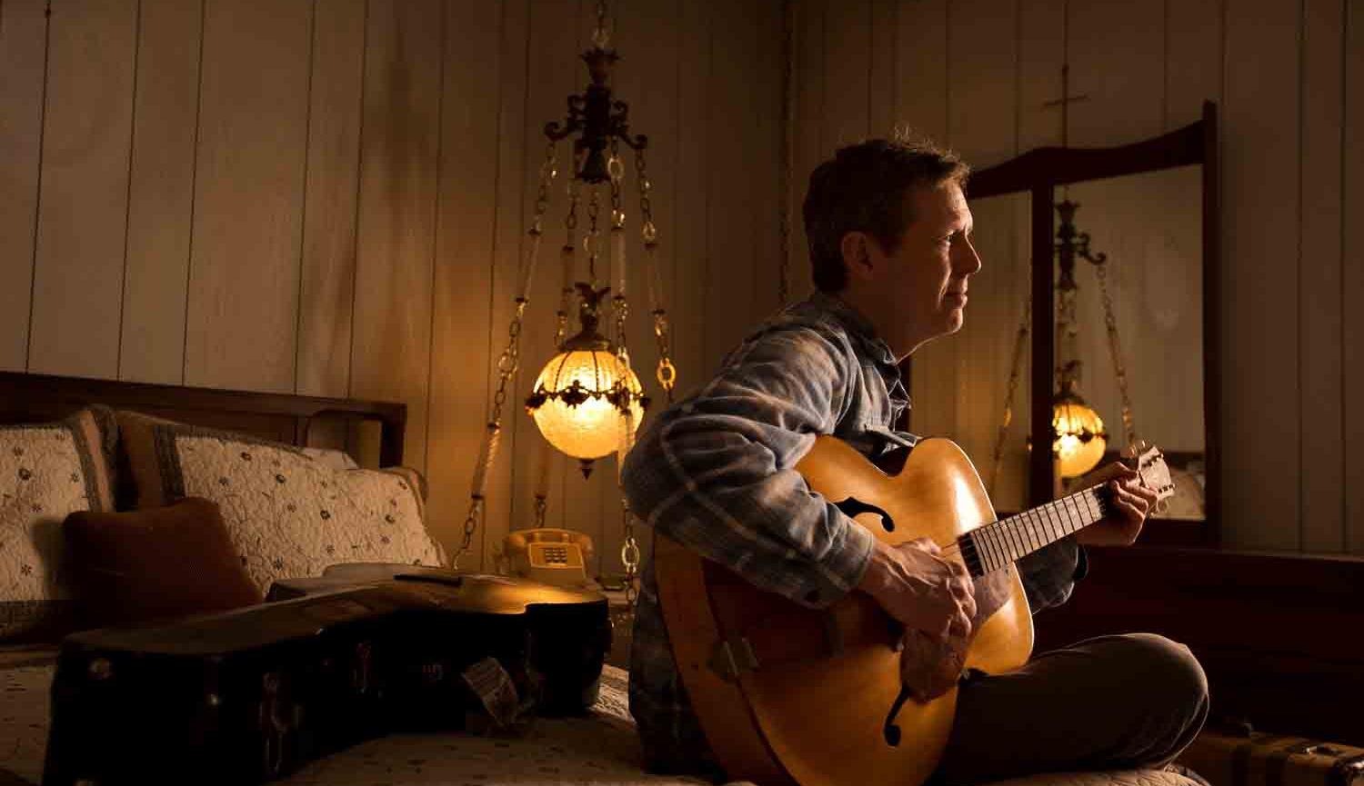 Image of Robbie Fulks playing the guitar