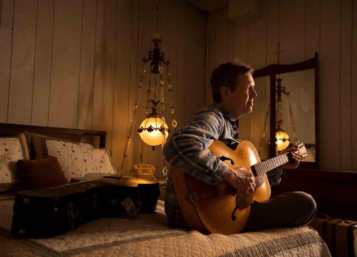 Image of Robbie Fulks playing the guitar